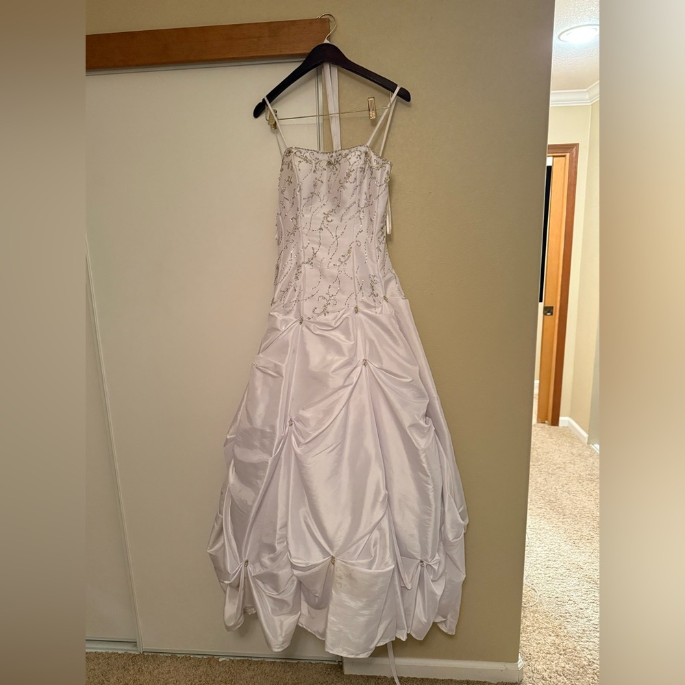 Elegant White Strapless Wedding Gown